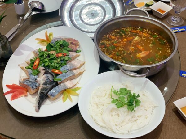 lẫu cá tầm nấu chua